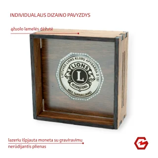 Graviruota moneta ąžuolinėje dėžutėje 