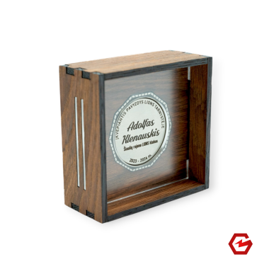 Graviruota moneta ąžuolinėje dėžutėje 