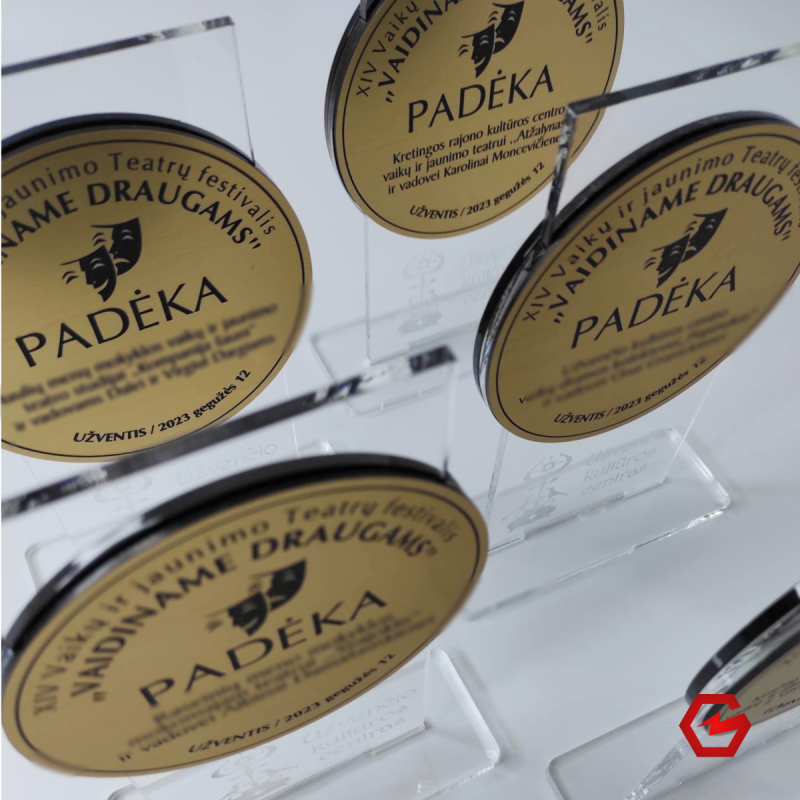 Organinio stiklo apdovanojimas su individualiu dizainu 