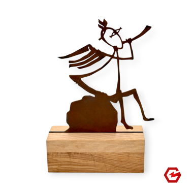 Corten plieno figūra su uosio postamentu