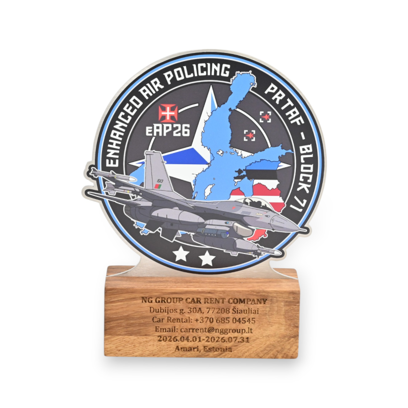 Nerūdijančio plieno figūra su uosio postamentu