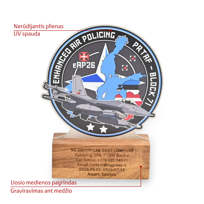 Nerūdijančio plieno figūra su uosio postamentu