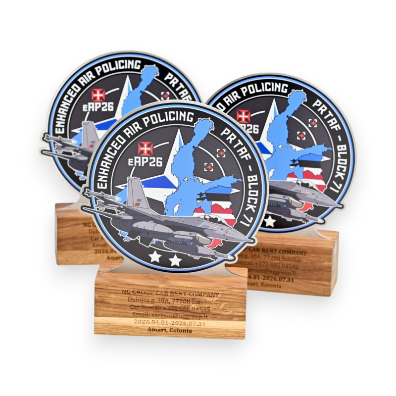 Nerūdijančio plieno figūra su uosio postamentu