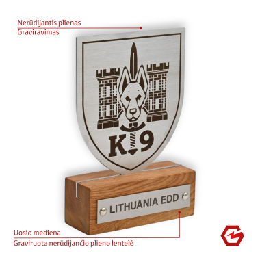 Nerūdijančio plieno figūra su uosio postamentu