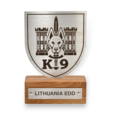 Nerūdijančio plieno figūra su uosio postamentu