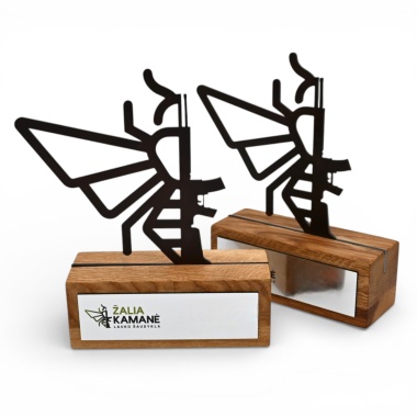 Corten plieno figūra su uosio postamentu