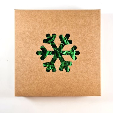 Dovanų dėžutė su išpjaustytu simboliu