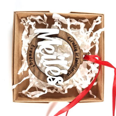 Dovanų dėžutė su išpjaustytu simboliu Dovanų dėžutė su išpjaustytu simboliu