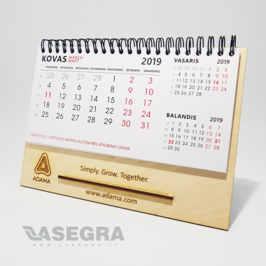 Stalo kalendorius  su verčiamais lapeliais 2025 metams