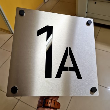 Nerūdijančio plieno lentelė su distanciniais laikikliais