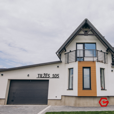 Gatvės užrašas ir namo numeris "Ant tiesios linijos" Gatvės užrašas ir namo numeris "Ant tiesios linijos"