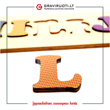 Medinė vardo dėlionė su stoveliu