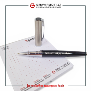 Nugraviravus chromuotą dažytą korpusą atsiveria veidrodinių raidžių efektas.