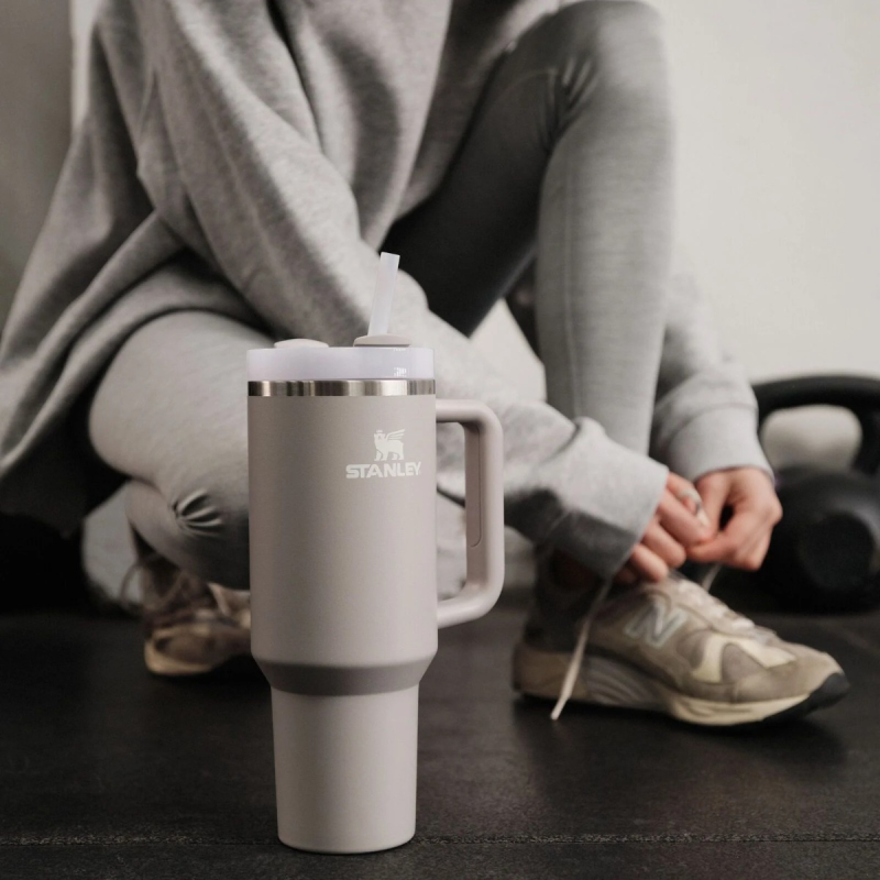 Gertuvė STANLEY THE QUENCHER 1,18 L (pilka). Nemokamas graviravimas. Gertuvė STANLEY THE QUENCHER 1,18 L (pilka). Nemokamas graviravimas.